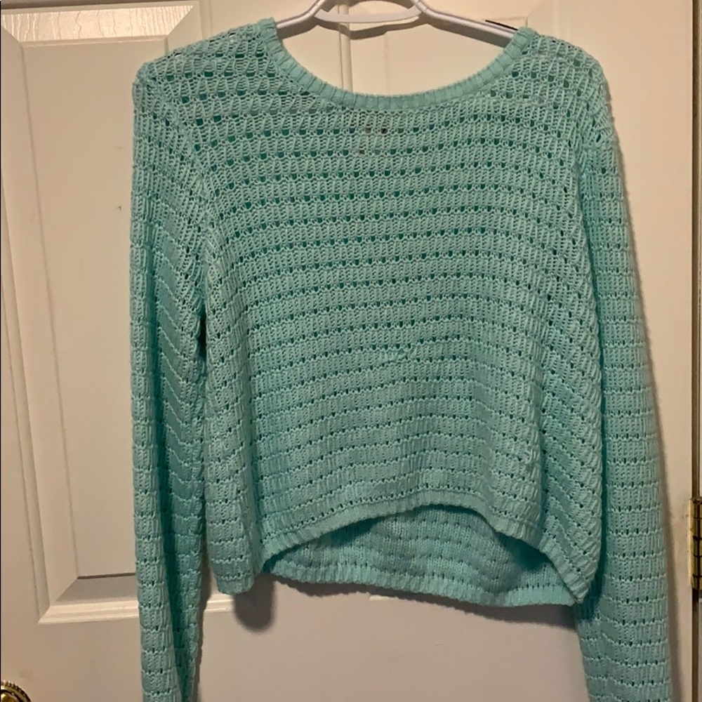 Cropped knitted long sleeve shirt